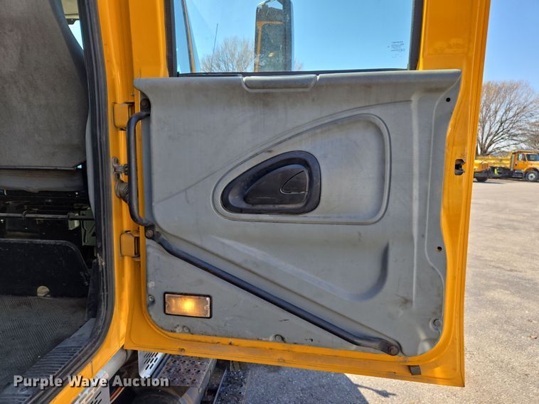 image for item EJ7341 2007 International 7400 Crew Cab dump truck