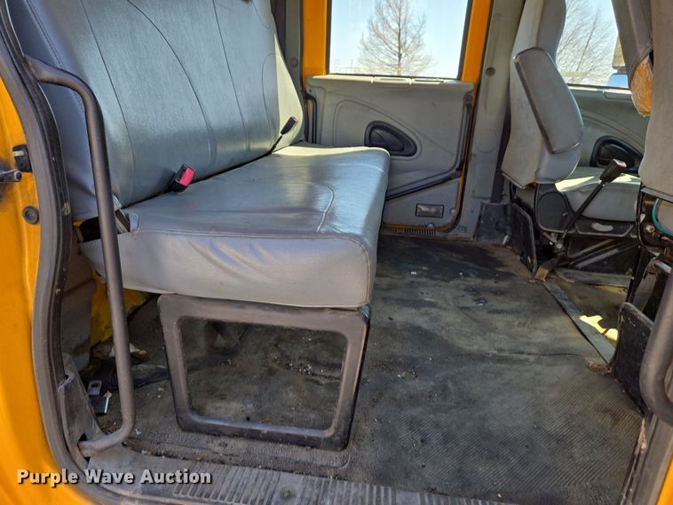 image for item EJ7341 2007 International 7400 Crew Cab dump truck