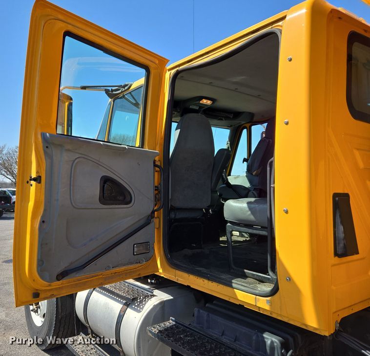 image for item EJ7341 2007 International 7400 Crew Cab dump truck