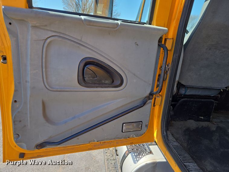 image for item EJ7341 2007 International 7400 Crew Cab dump truck