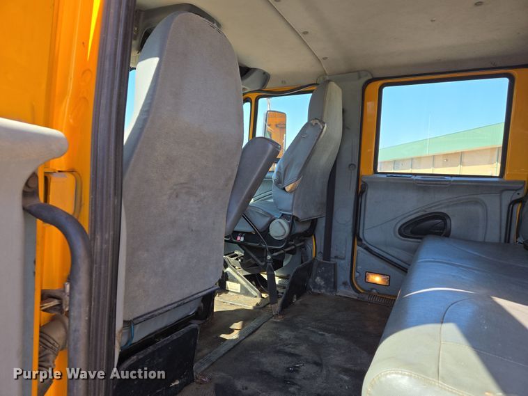 image for item EJ7341 2007 International 7400 Crew Cab dump truck