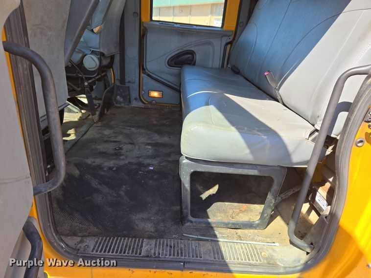 image for item EJ7341 2007 International 7400 Crew Cab dump truck