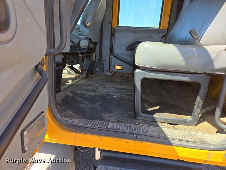 image for item EJ7341 2007 International 7400 Crew Cab dump truck