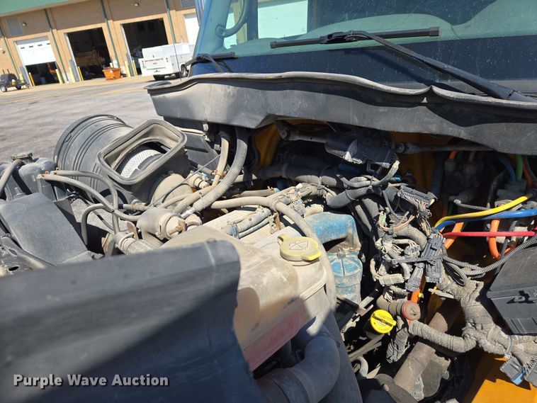 image for item EJ7341 2007 International 7400 Crew Cab dump truck