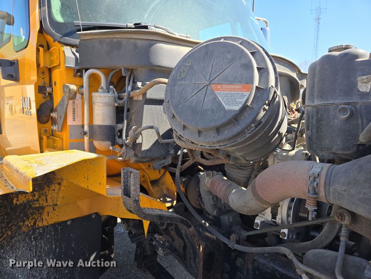 image for item EJ7341 2007 International 7400 Crew Cab dump truck