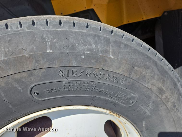 image for item EJ7341 2007 International 7400 Crew Cab dump truck