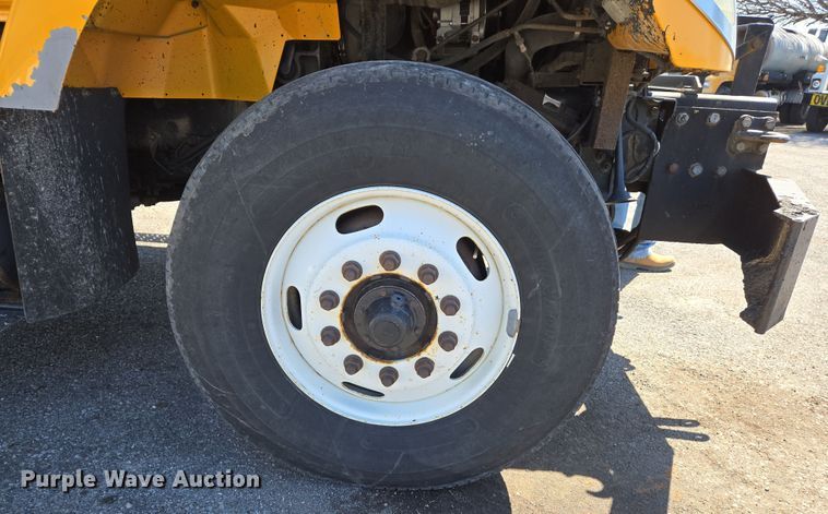 image for item EJ7341 2007 International 7400 Crew Cab dump truck