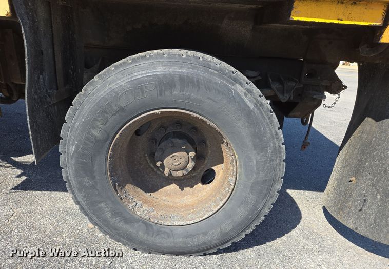 image for item EJ7341 2007 International 7400 Crew Cab dump truck