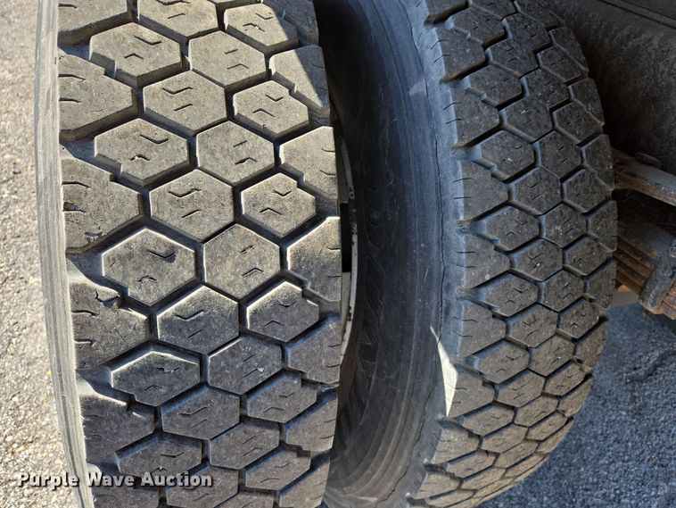 image for item EJ7341 2007 International 7400 Crew Cab dump truck