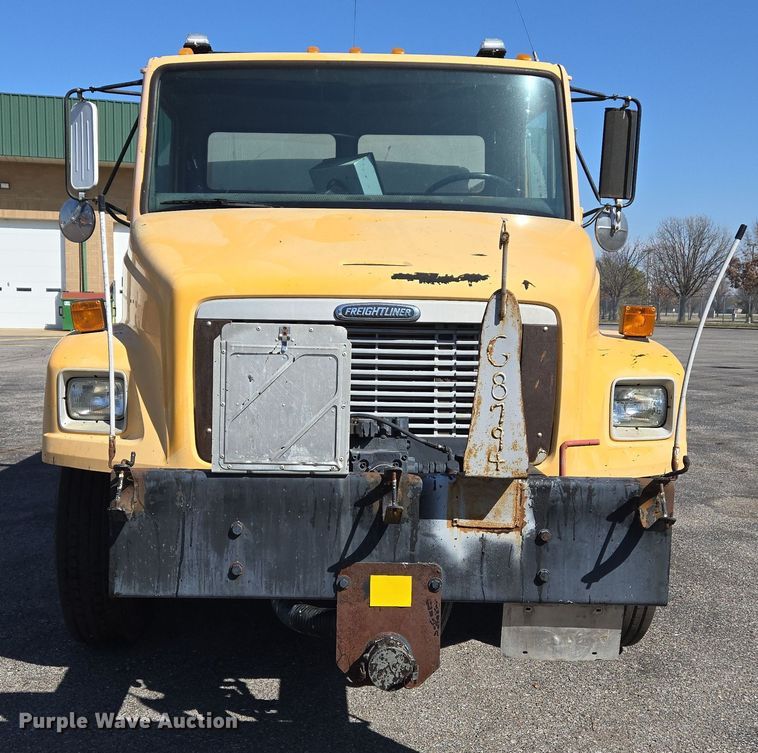 image for item EJ7342 2003 International FL80 oil distributor truck