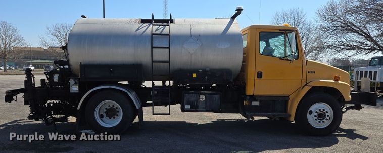 image for item EJ7342 2003 International FL80 oil distributor truck