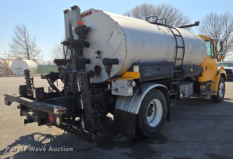 image for item EJ7342 2003 International FL80 oil distributor truck