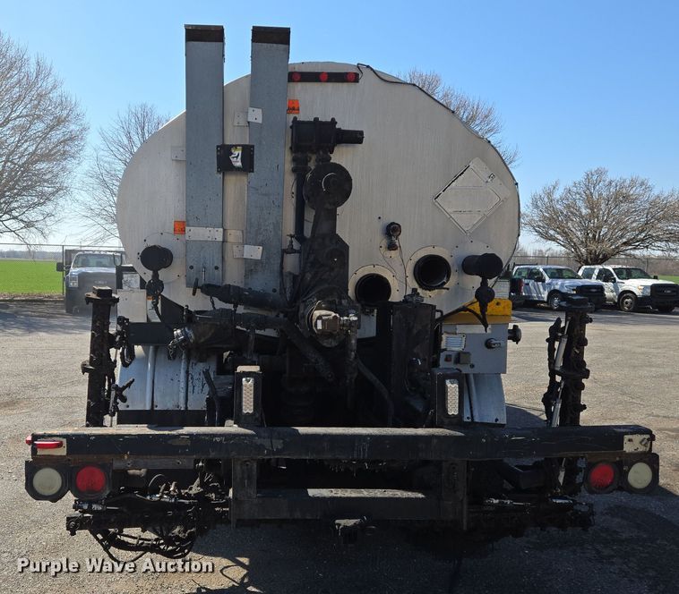 image for item EJ7342 2003 International FL80 oil distributor truck