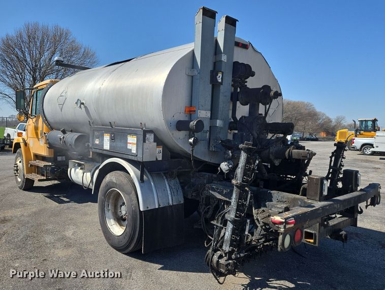 image for item EJ7342 2003 International FL80 oil distributor truck