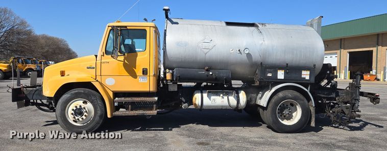 image for item EJ7342 2003 International FL80 oil distributor truck