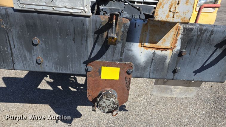 image for item EJ7342 2003 International FL80 oil distributor truck