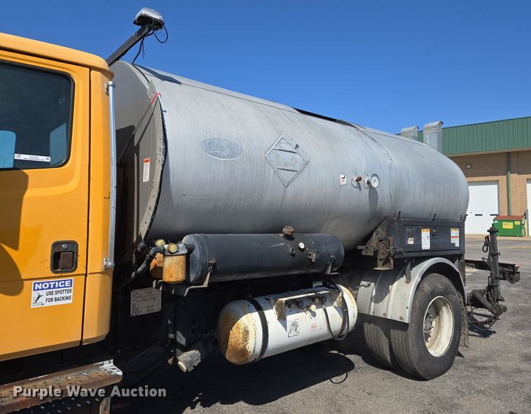 image for item EJ7342 2003 International FL80 oil distributor truck