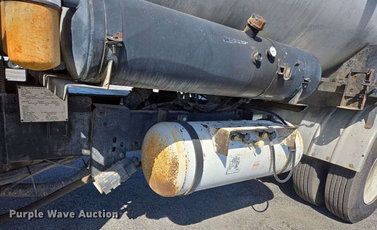 image for item EJ7342 2003 International FL80 oil distributor truck