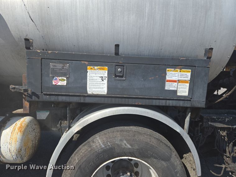 image for item EJ7342 2003 International FL80 oil distributor truck