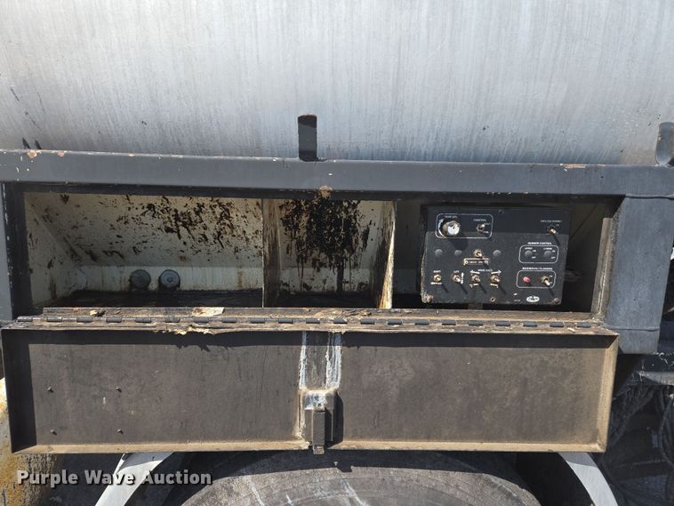 image for item EJ7342 2003 International FL80 oil distributor truck