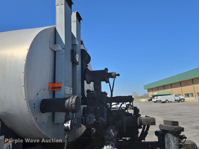 image for item EJ7342 2003 International FL80 oil distributor truck