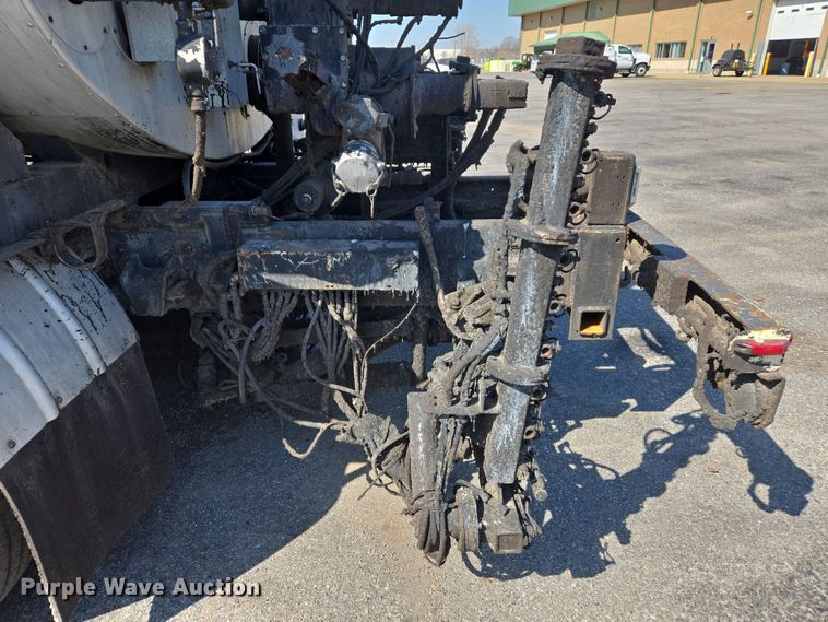 image for item EJ7342 2003 International FL80 oil distributor truck