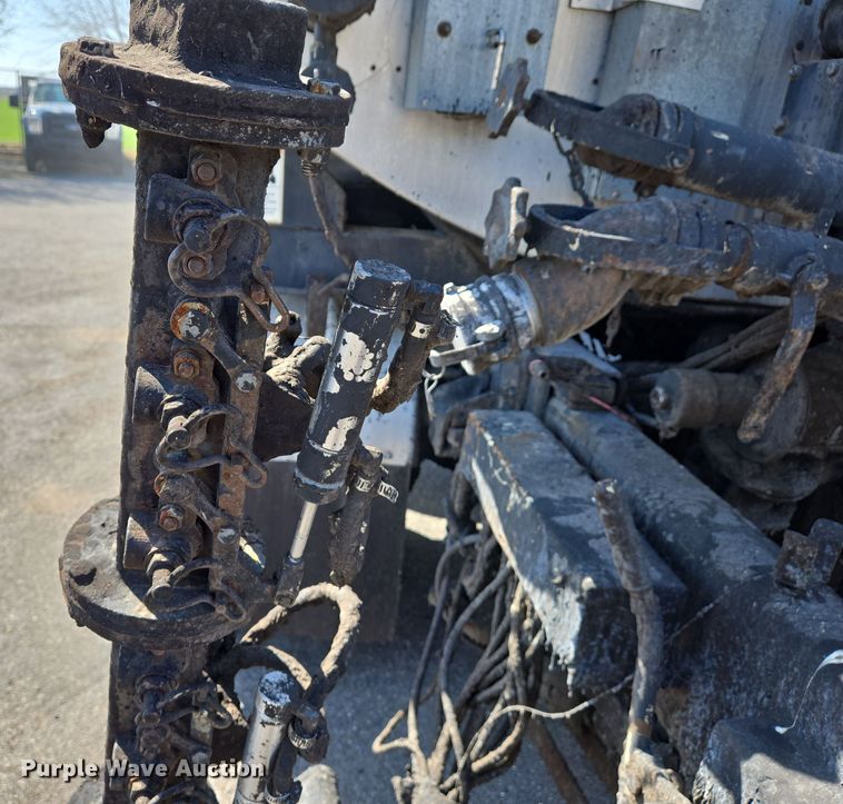 image for item EJ7342 2003 International FL80 oil distributor truck