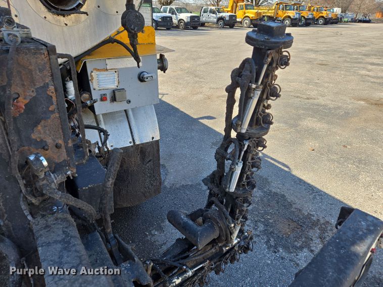 image for item EJ7342 2003 International FL80 oil distributor truck