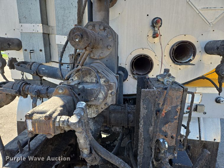 image for item EJ7342 2003 International FL80 oil distributor truck