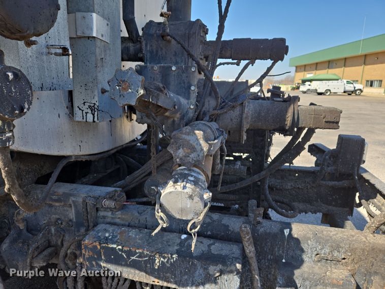 image for item EJ7342 2003 International FL80 oil distributor truck