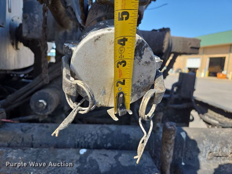 image for item EJ7342 2003 International FL80 oil distributor truck