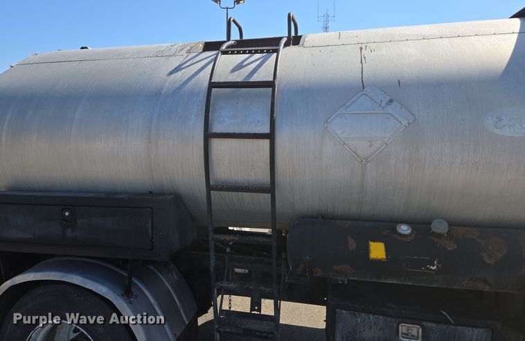 image for item EJ7342 2003 International FL80 oil distributor truck