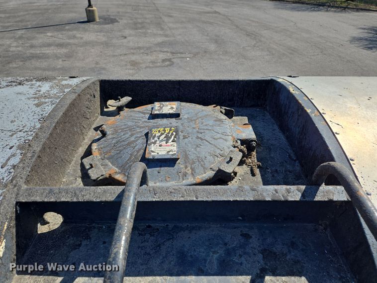 image for item EJ7342 2003 International FL80 oil distributor truck