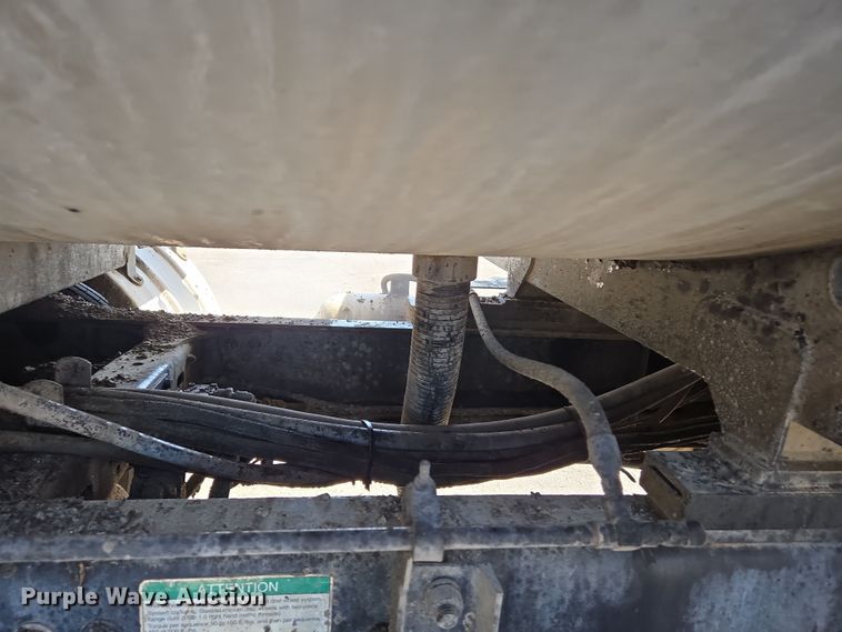 image for item EJ7342 2003 International FL80 oil distributor truck