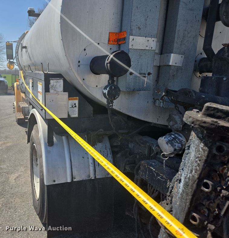 image for item EJ7342 2003 International FL80 oil distributor truck