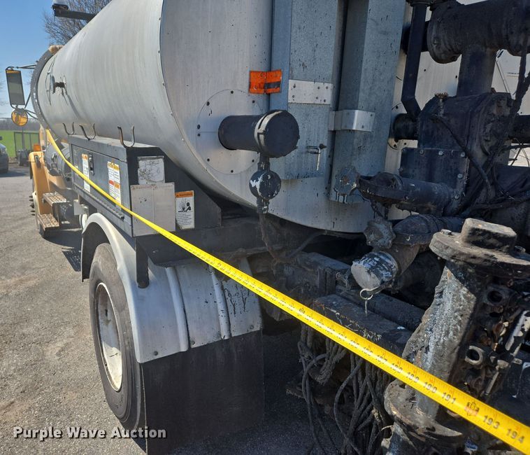 image for item EJ7342 2003 International FL80 oil distributor truck