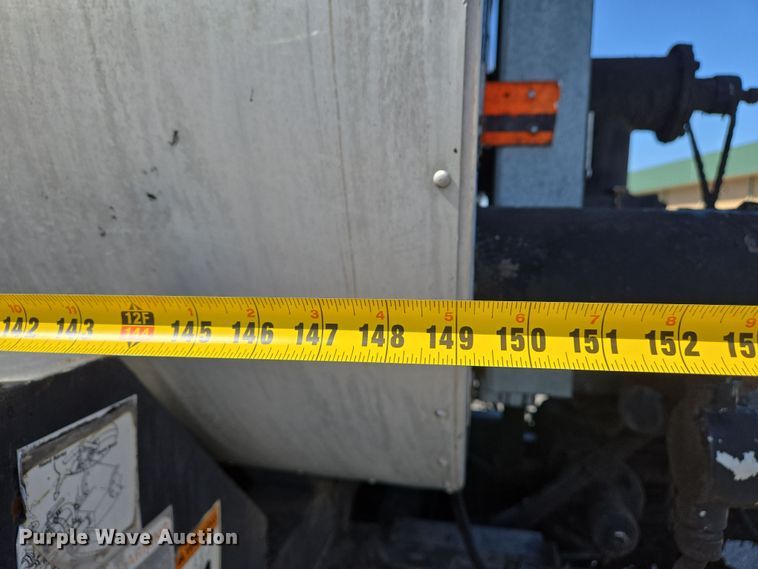 image for item EJ7342 2003 International FL80 oil distributor truck