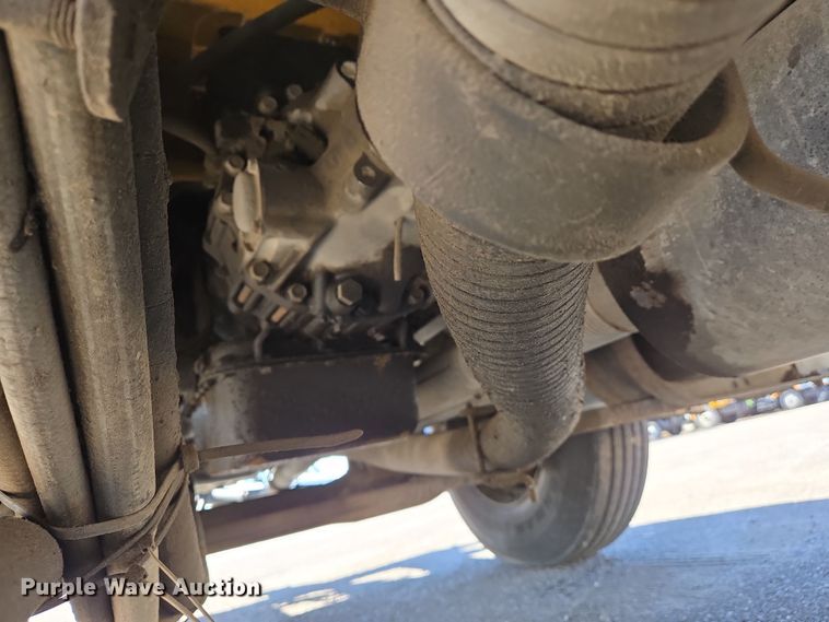 image for item EJ7342 2003 International FL80 oil distributor truck