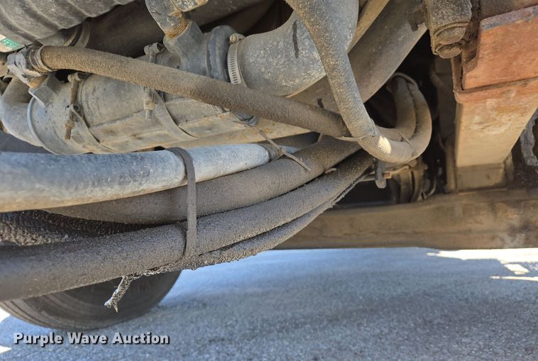 image for item EJ7342 2003 International FL80 oil distributor truck