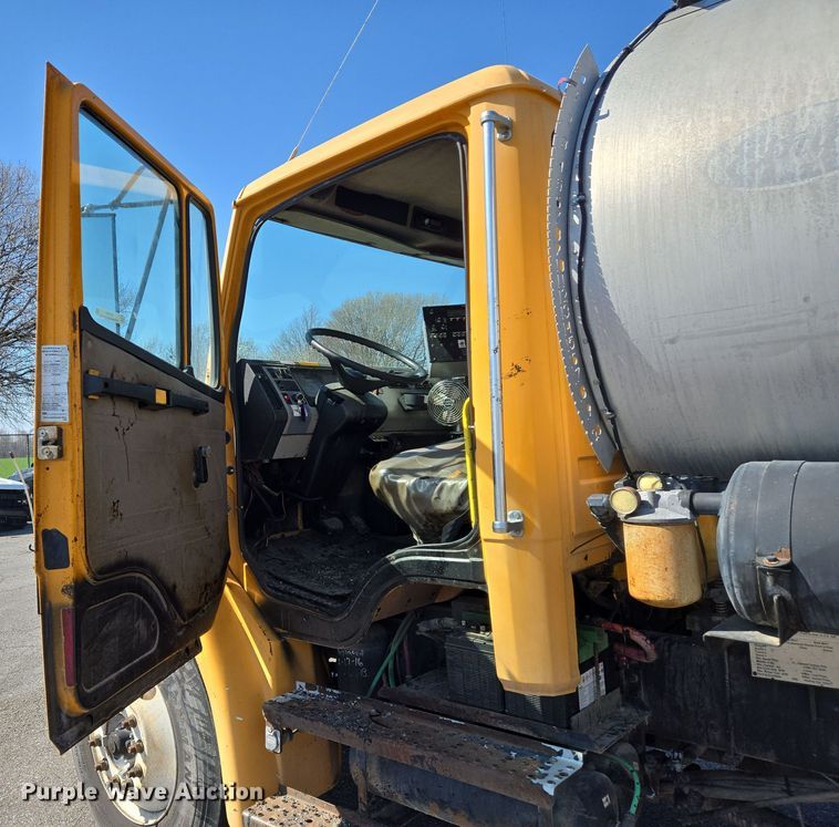 image for item EJ7342 2003 International FL80 oil distributor truck