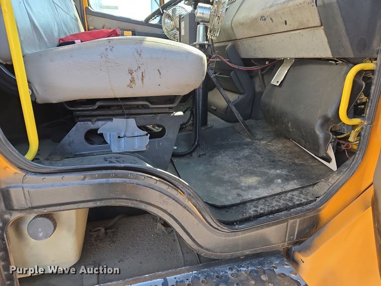 image for item EJ7342 2003 International FL80 oil distributor truck