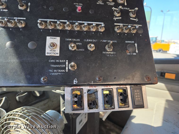 image for item EJ7342 2003 International FL80 oil distributor truck