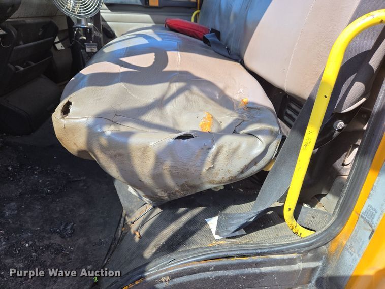 image for item EJ7342 2003 International FL80 oil distributor truck