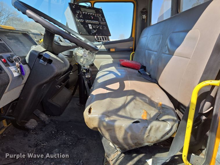 image for item EJ7342 2003 International FL80 oil distributor truck