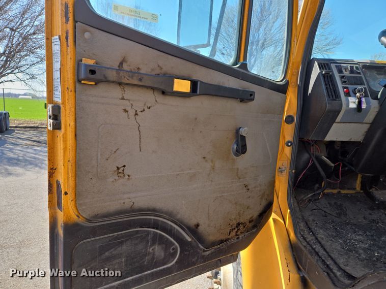 image for item EJ7342 2003 International FL80 oil distributor truck