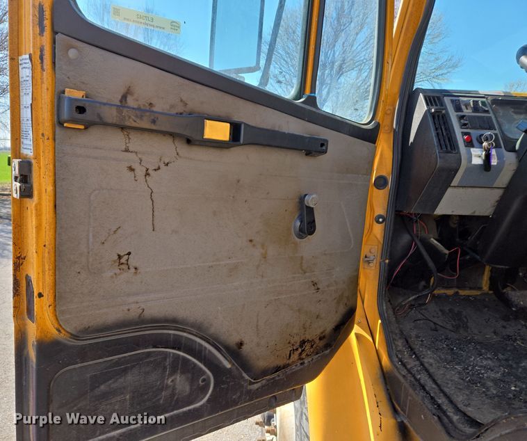 image for item EJ7342 2003 International FL80 oil distributor truck