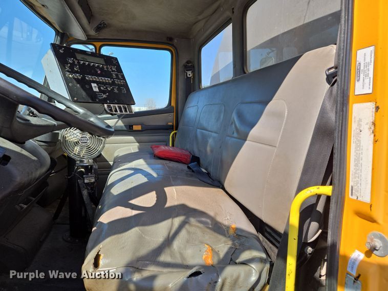 image for item EJ7342 2003 International FL80 oil distributor truck