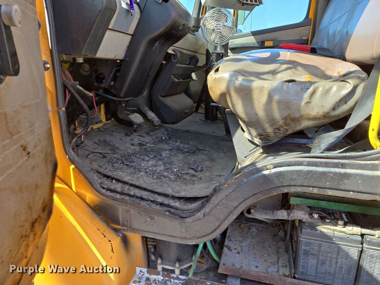 image for item EJ7342 2003 International FL80 oil distributor truck