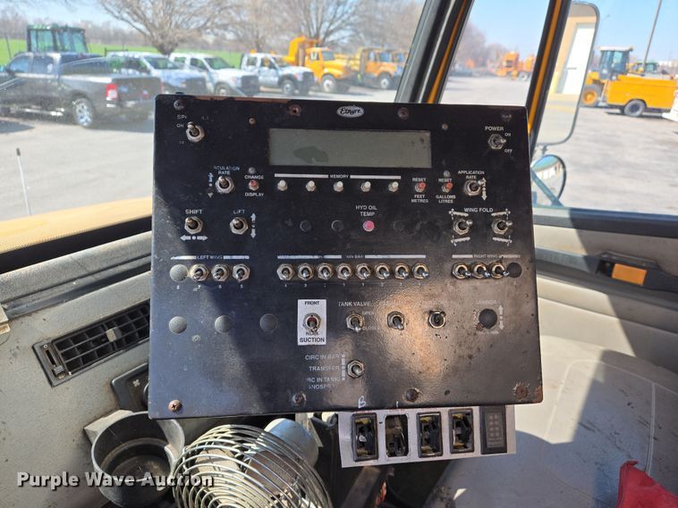 image for item EJ7342 2003 International FL80 oil distributor truck