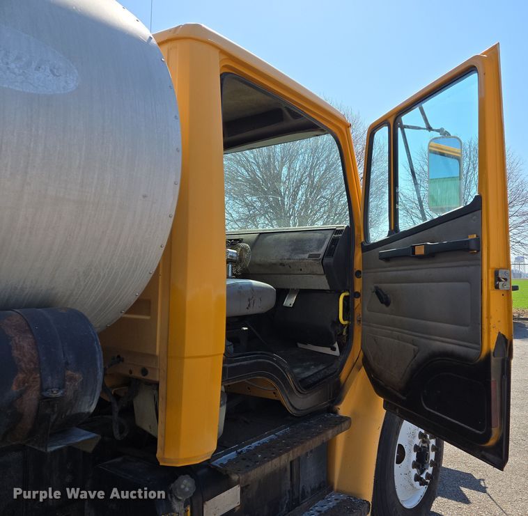 image for item EJ7342 2003 International FL80 oil distributor truck